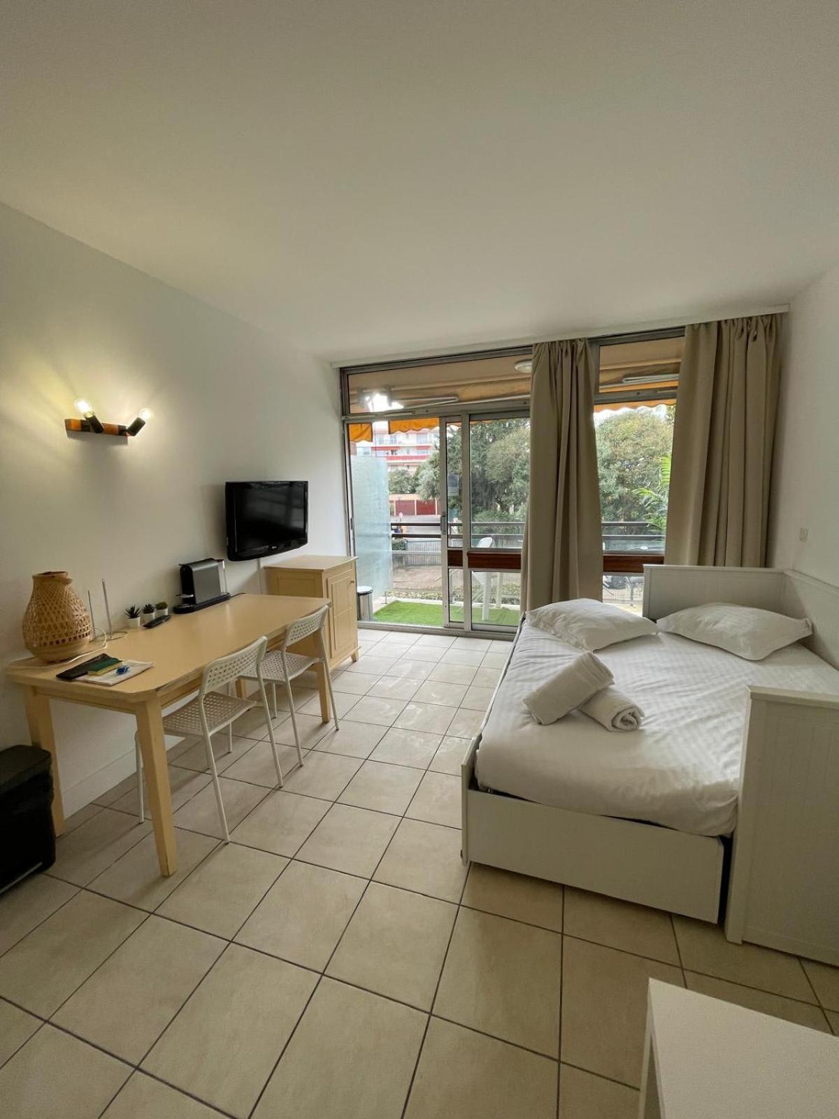 06U - Beautiful Studio In Residence - Swimming Pool And Tennis Court Saint-Laurent-du-Var Exterior photo