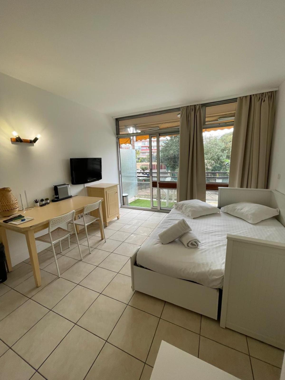 06U - Beautiful Studio In Residence - Swimming Pool And Tennis Court Saint-Laurent-du-Var Exterior photo