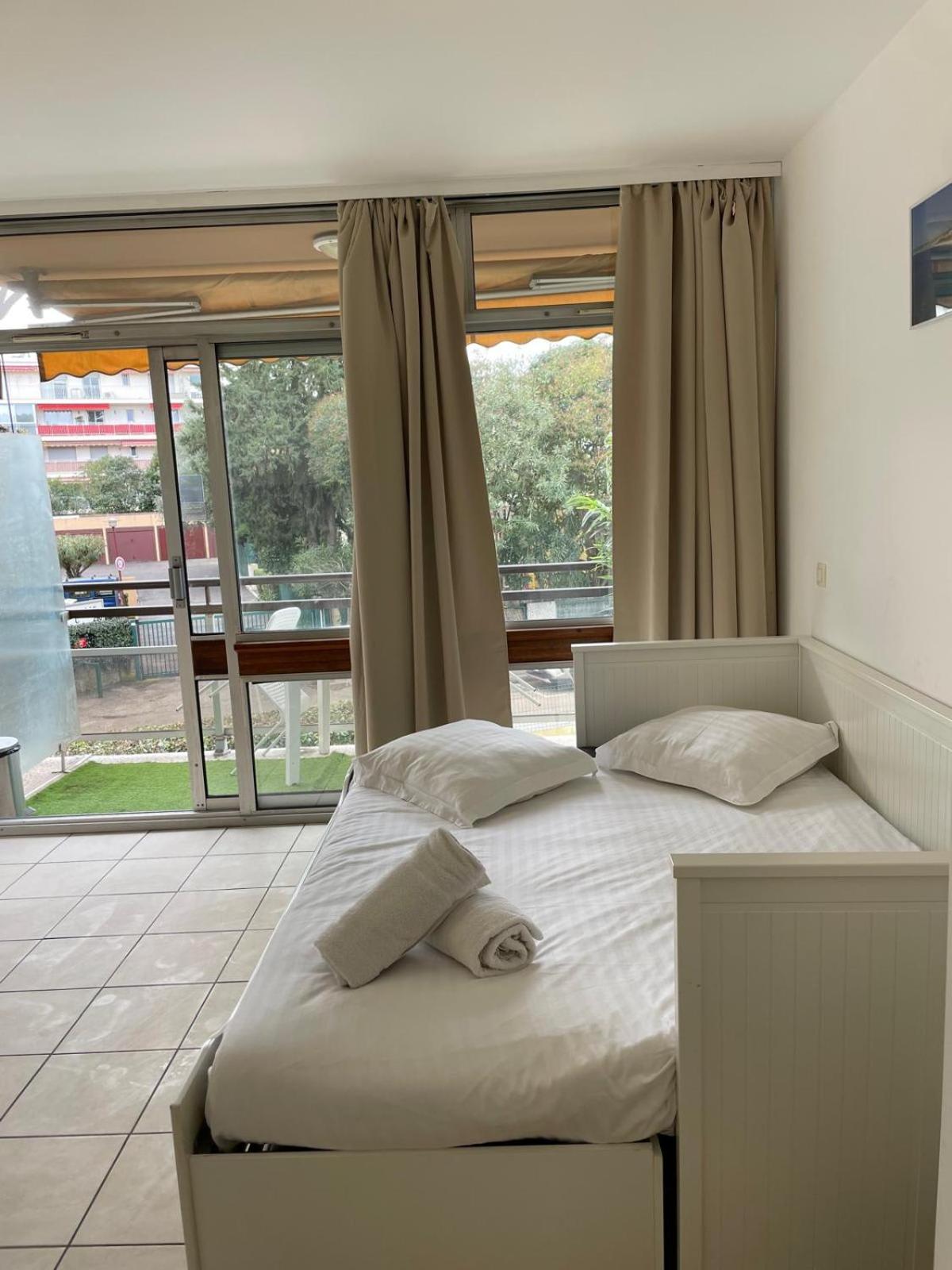 06U - Beautiful Studio In Residence - Swimming Pool And Tennis Court Saint-Laurent-du-Var Exterior photo